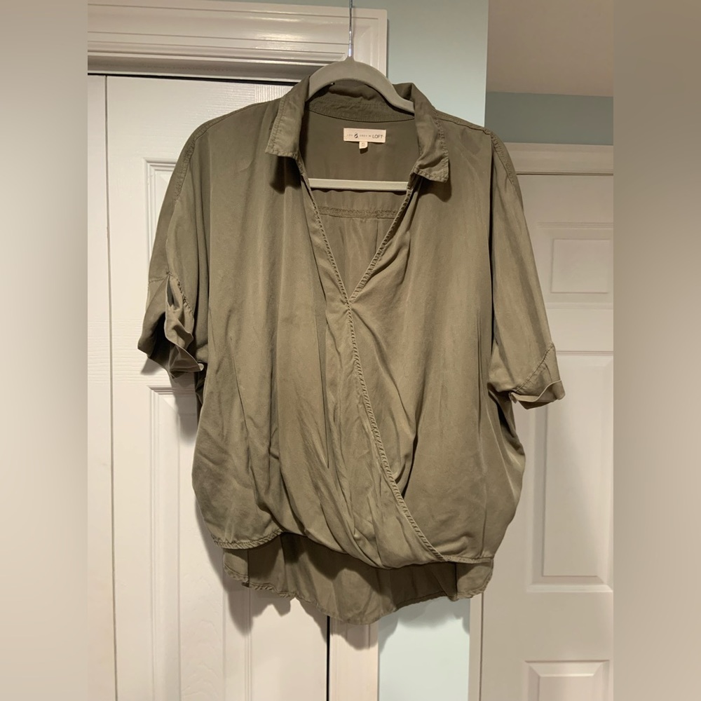 Lue & grey olive top.